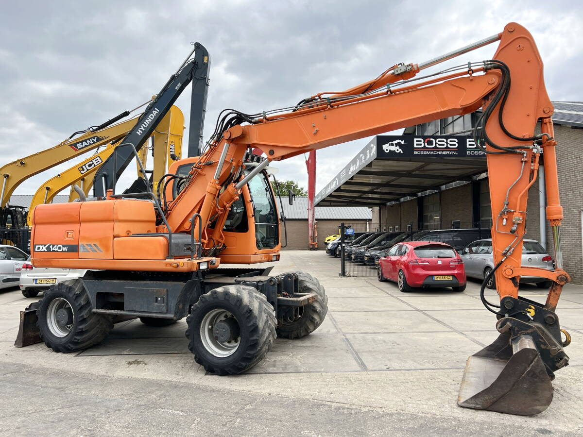 Mobilbagger Doosan DX140W (2010) – 14,8 t – 7.857 Betriebsstunden